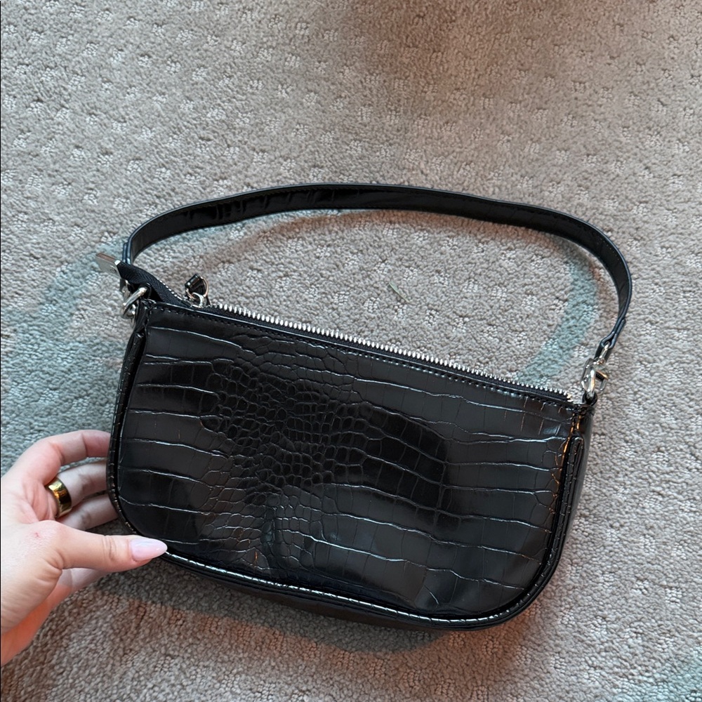 Elegant Black Crocodile-Embossed Women's Bag